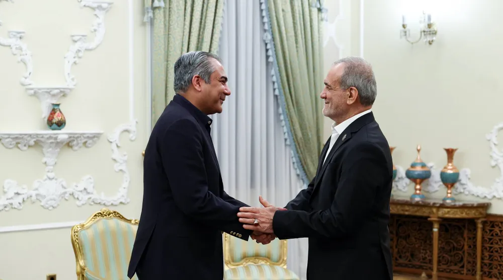 الرئيس الإيراني مسعود بزشكيان يستقبل وزير الداخلية الباكستاني محسن نقوي الثلاثاء (الرئاسة الإيرانية)