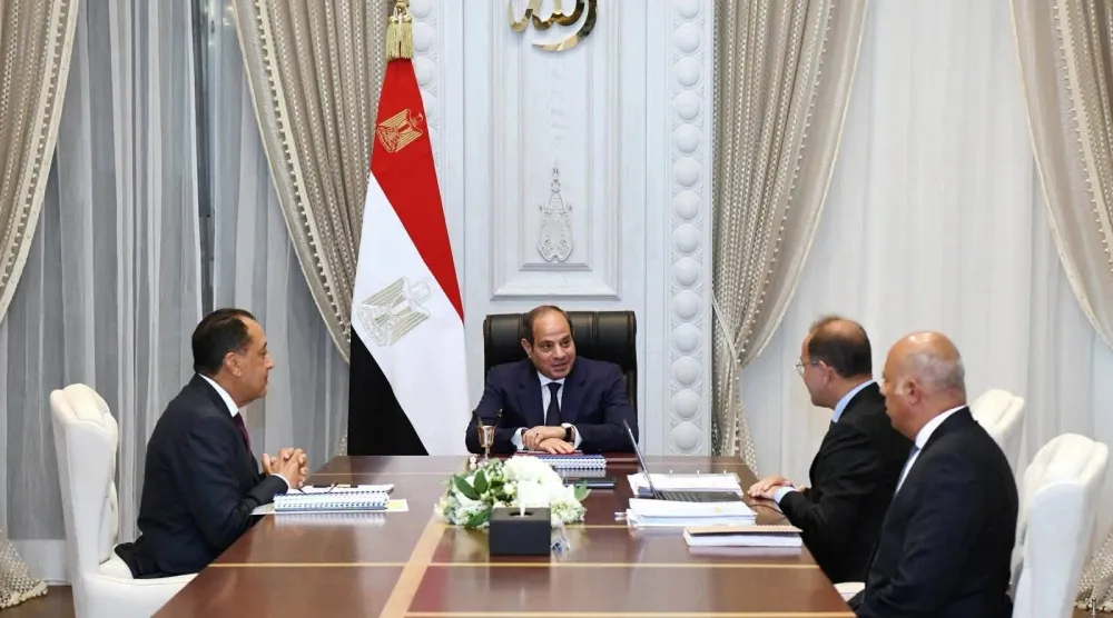 السيسي خلال اجتماع مع رئيس الحكومة ووزير المالية في مدينة العلمين (الرئاسة المصرية)