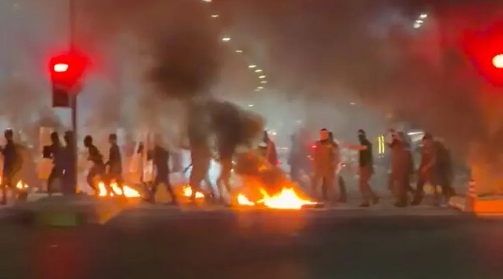 محتجون يشعلون النار في أحد شوارع الكوت جنوب بغداد احتجاجاً على نقص الكهرباء (مواقع تواصل)