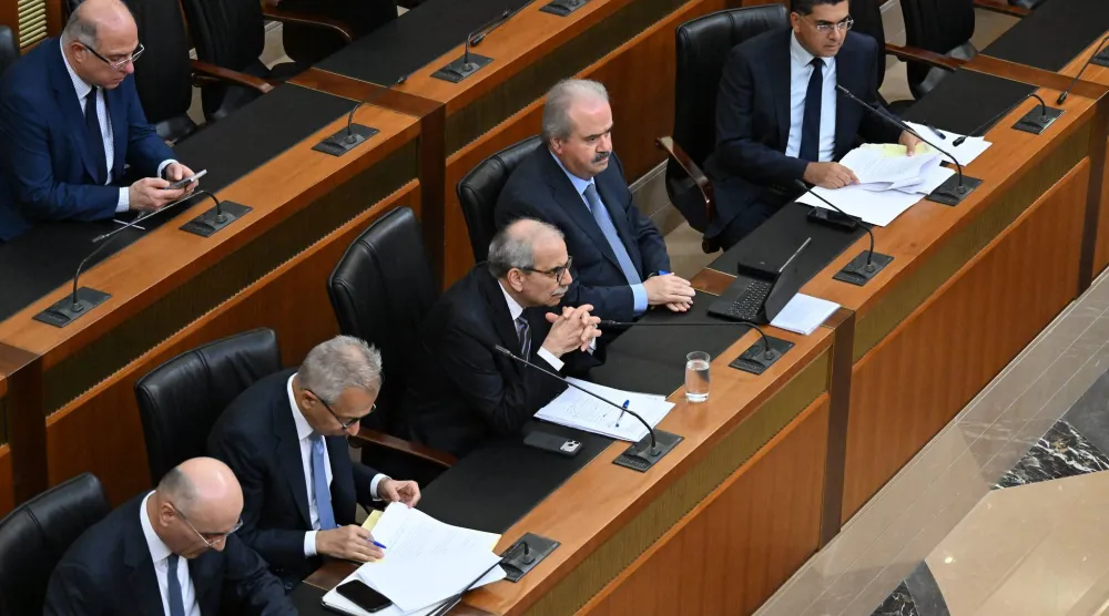 رئيس الحكومة نواف سلام يتوسط وزير المال ياسين جابر ووزير الاقتصاد عامر البساط خلال الجلسة التشريعية بمجلس النواب (إعلام البرلمان)