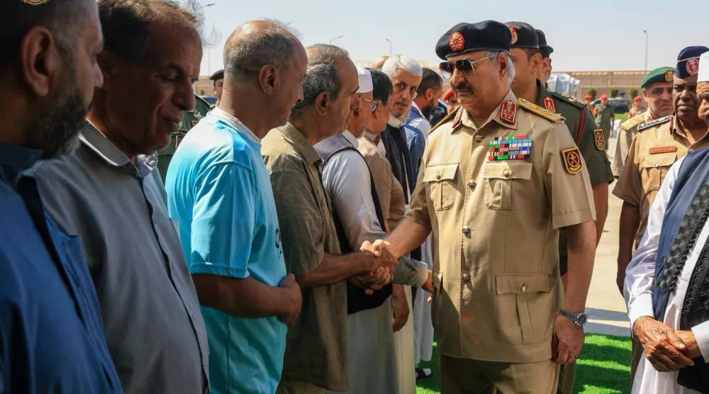 حفتر يعزي عائلة رئيس الاستخبارات العسكرية بالجيش الوطني فوزي المنصوري الذي اغتيل في بنغازي (إعلام القيادة العامة)