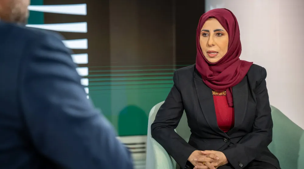 وزيرة الخارجية اليمنية أفراح الزوبة خلال حوار مع صحيفة «الشرق الأوسط»
