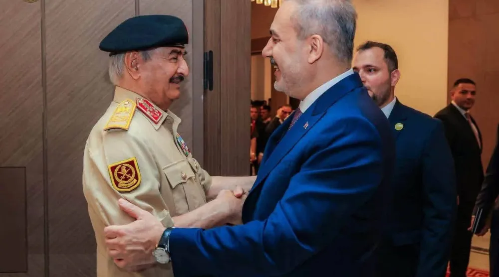 المشير خليفة حفتر ووزير الخارجية التركي هاكان فيدان خلال لقائهما في بنغازي الأربعاء (إعلام القيادة العامة)