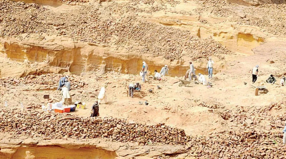 فريق عمل في الموقع ضمن بعثات اكتشافات بدأت منذ عقود (الشرق الأوسط)