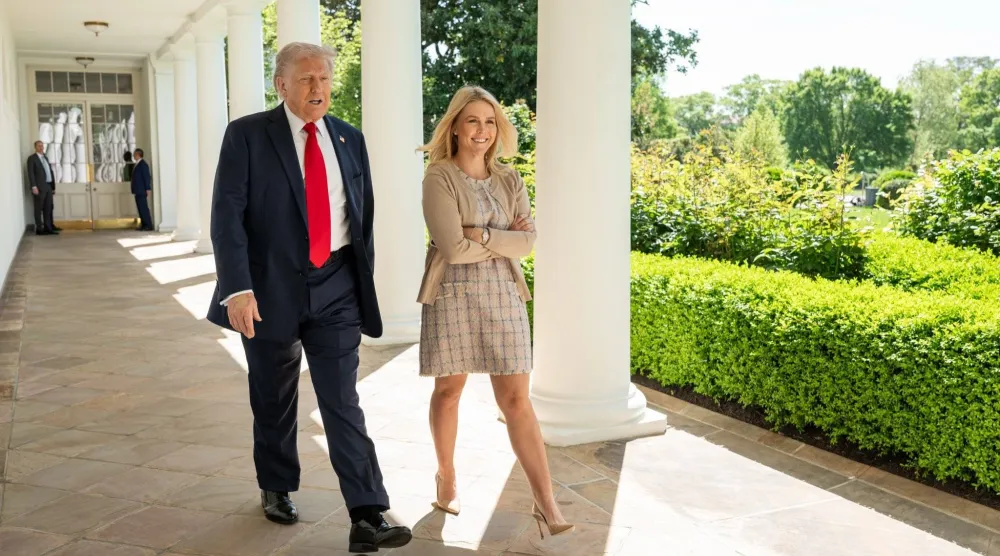 الرئيس الأميركي دونالد ترمب والمتحدثة باسم البيت الأبيض كارولين ليفيت (حساب ليفيت على إكس)