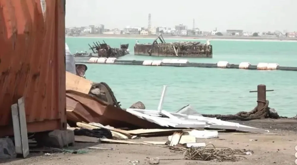 الحوثيون استهدفوا رصيف ميناء المخا وبنيته التحتية ومخازن البضائع (إعلام حكومي)