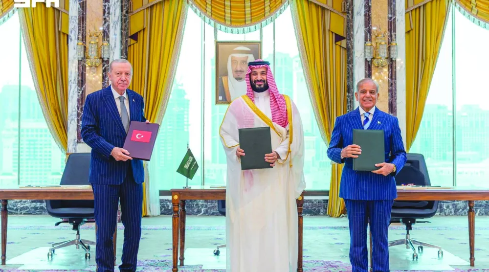 الأمير محمد بن سلمان يتوسَّط الرئيس إردوغان ورئيس الوزراء الباكستاني شهباز شريف بعد توقيع «اتفاقية مكة للدفاع المشترك» (واس)
