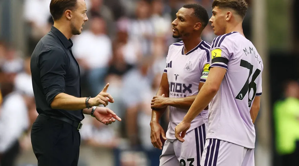 تلقى نيوكاسل ومدربه الجديد ماتياس يايسله درساً قاسياً بعدما خسر أمام إيفرتون 1 - 3 (رويترز)