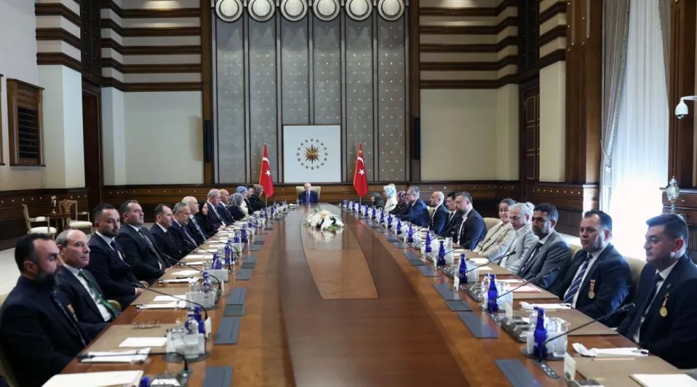 الرئيس التركي رجب طيب إردوغان عقد اجتماعاً مع أسر الضحايا والمحاربين القدامى الخميس لبحث مطالبهم عقب إقرار قانون يتيح عودة مسلحي حزب «العمال الكردستاني» واندماجهم في المجتمع (الرئاسة التركية)
