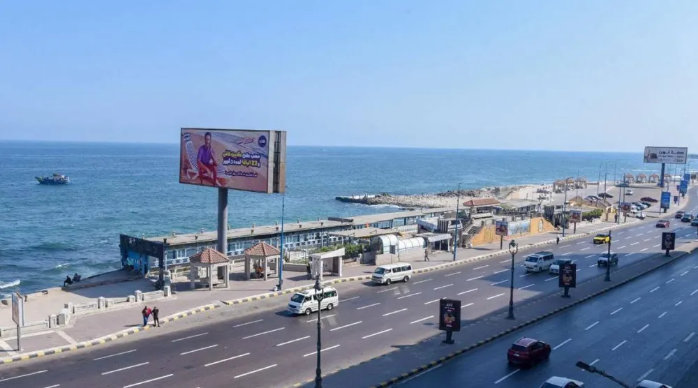 كورنيش الإسكندرية يضم عشرات المنشآت التي تحجب رؤية البحر (محافظة الإسكندرية)