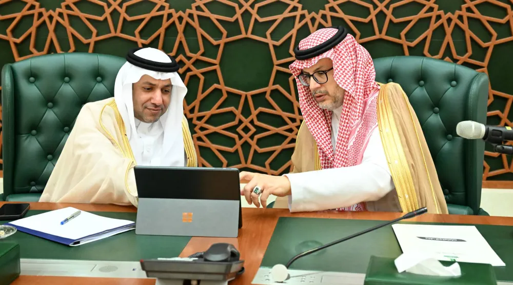 المهندس فواز السهلي مع الدكتور طريف الأعمى رئيس جامعة الملك عبد العزيز خلال تدشين البرامج البينية للنقل السككي في جدة (الشرق الأوسط)