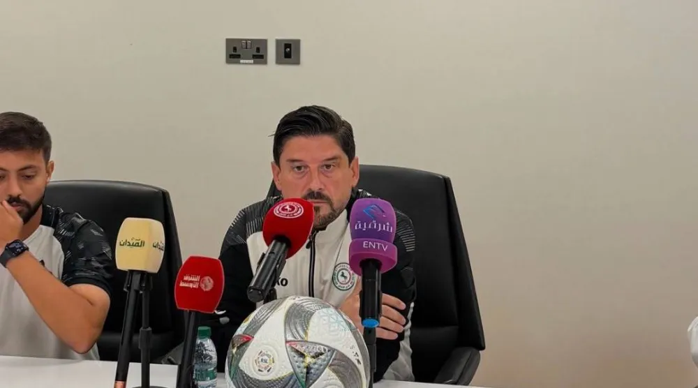 الأسترالي آرثر باباس المدير الفني لفريق الاتفاق خلال المؤتمر الصحافي الذي يسبق مواجهة الرياض (الشرق الأوسط)