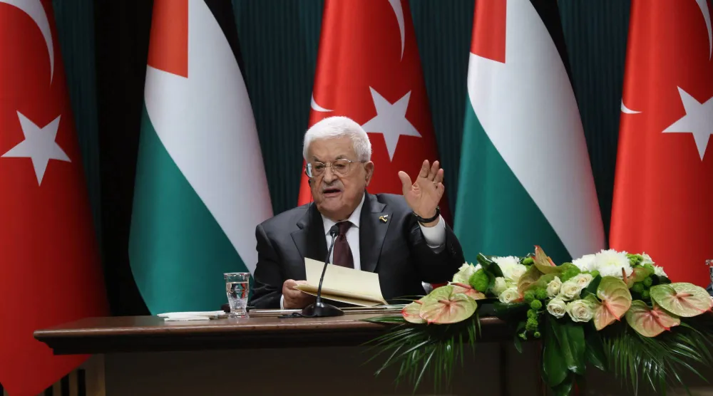 الرئيس الفلسطيني محمود عباس خلال مؤتمر صحافي في أنقرة يوم الأربعاء (إ.ب.أ)