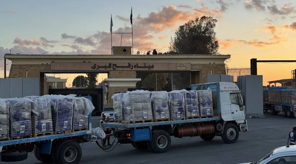 شاحنات محمّلة بالمساعدات الإنسانية على الجانب المصري من معبر رفح (أ.ف.ب)