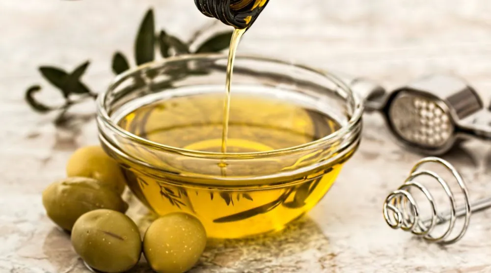 يُفضل اختيار زيت الزيتون البكر الممتاز لأنه يحتوي على مستويات أعلى من العناصر الغذائية (بكسلز)