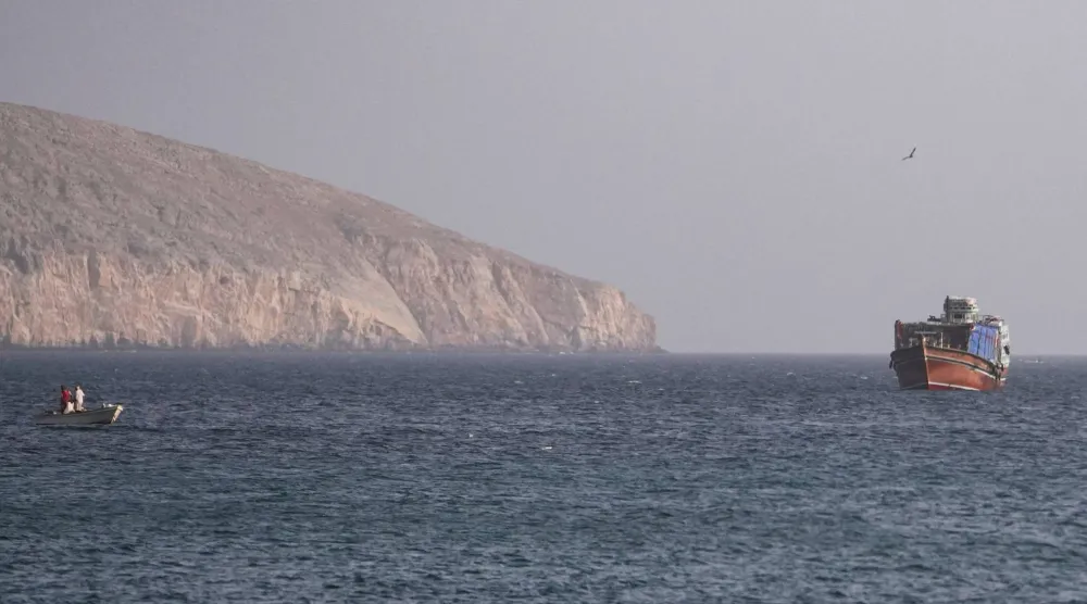 سفينة قرب مضيق هرمز (رويترز)
