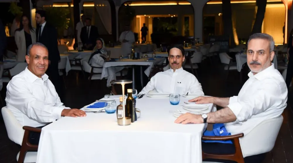 الأمير فيصل بن فرحان والدكتور بدر عبد العاطي وهاكان فيدان خلال اللقاء الأخوي في مدينة العلمين (متحدث الخارجية المصرية)