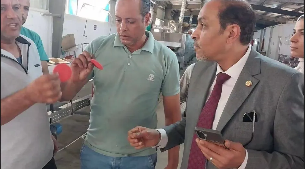 ضبط مصنع بسكويت يستخدم الفحم لتلوين البسكويت (محافظة القليوبية على «فيسبوك»)