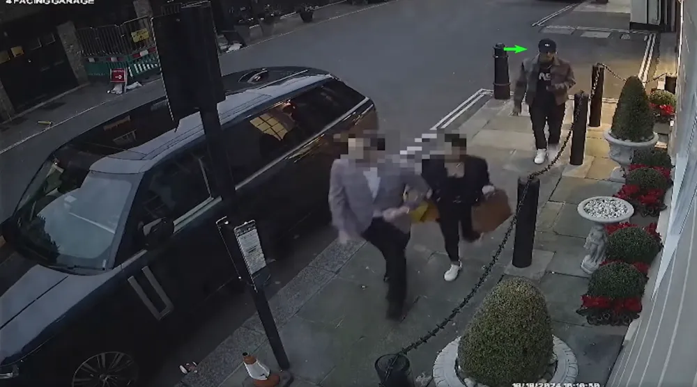 صورة من فيديو التقطته كاميرات المراقبة ووزّعته شرطة لندن لمحاولة سرقة ساعة فاخرة في منطقة مايفير بلندن في أكتوبر 2024