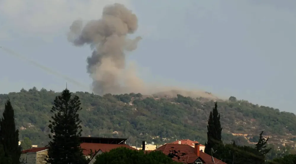 Lübnan'ın güneyindeki Nabatiye bölgesinden çekilen fotoğrafta, Ali Tahir bölgesindeki tepeleri hedef alan İsrail hava saldırılarının ardından yükselen duman, (AFP)