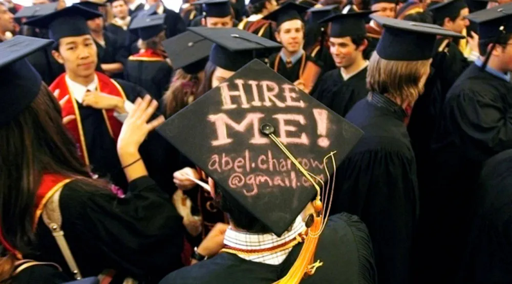إيجاد وظيفة على رأس أولويات الشباب الجامعي (أرشيفية - رويترز)