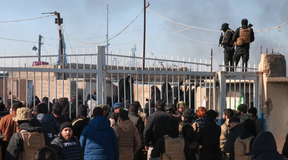 El-Hol Kampı’nın tahliyesi öncesinde kampın girişinde bekleyen Suriye güvenlik güçleri (Arşiv – EPA)