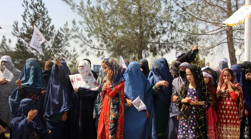 تجمع لنساء وفتيات في قندهار احتفالاً بذكرى عودة «طالبان» إلى السلطة (إ.ب.أ)