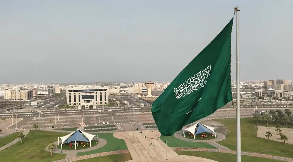 السعودية تواصل مبادراتها لتعزيز الأمن والسلام في المنطقة... ويبدو العلم السعودي في أحد المواقع بمدينة جازان (واس)