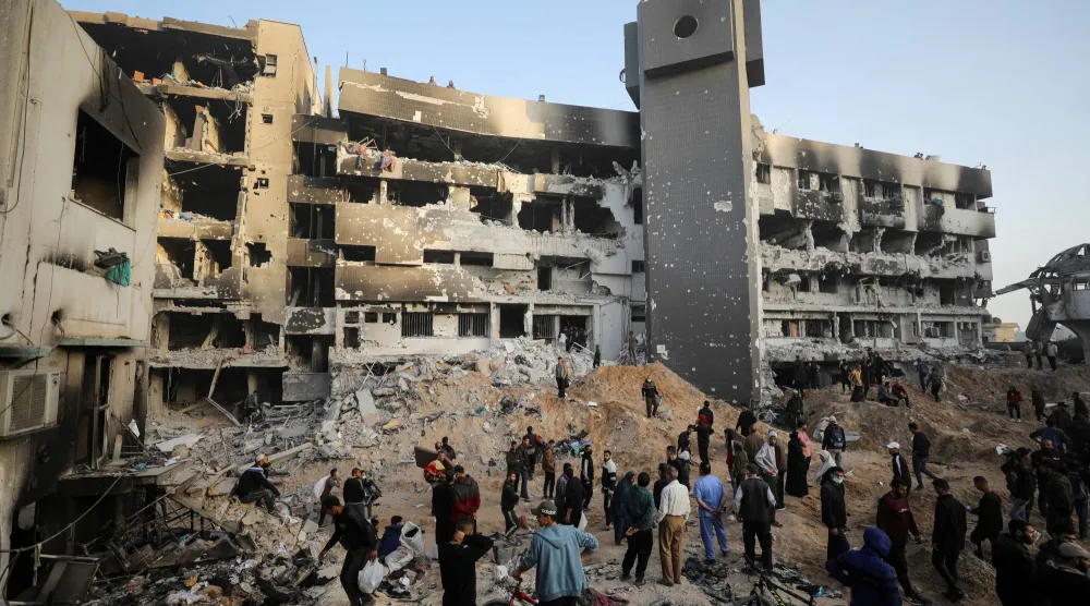 فلسطينيون يتفقدون الأضرار في مستشفى الشفاء بعد انسحاب القوات الإسرائيلية من المستشفى في مدينة غزة يوم 1 أبريل 2024 (رويترز)
