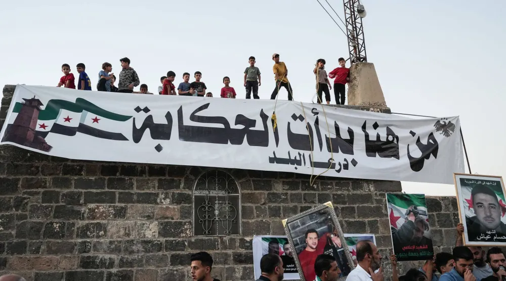 احتفال السوريين خارج المسجد العمري بدرعا الموقع الذي بدأت فيه الثورة السورية عام 2011 (أرشيفية-د.ب.أ)