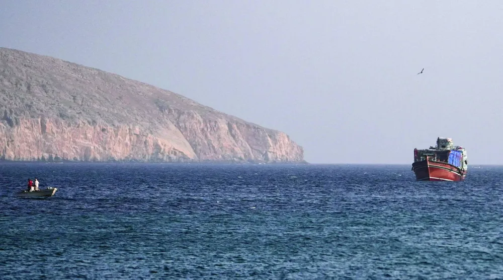 سفينة قرب مضيق هرمز (رويترز)