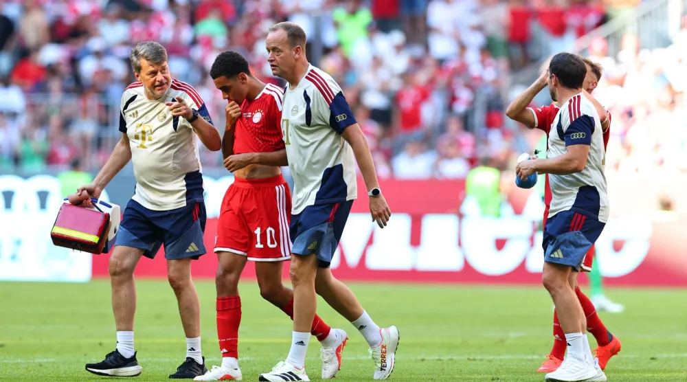جمال موسيالا لاعب بايرن ميونيخ يغادر وديّة لايبزيغ مصاباً (إ.ب.أ)