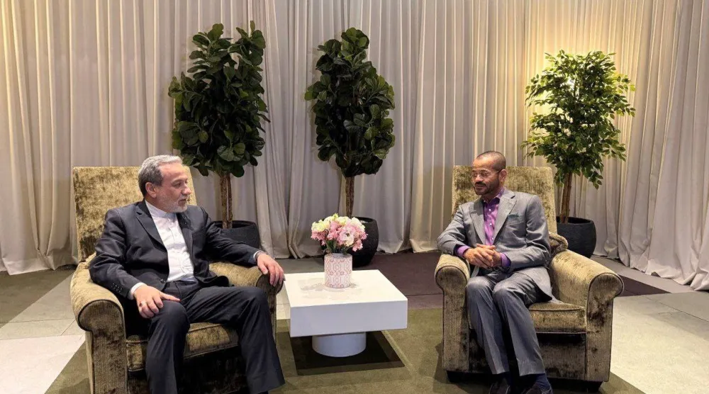وزير الخارجية العماني بدر البوسعيدي يجري مشاورات مع نظيره الإيراني عباس عراقجي في جنيف (رويترز)