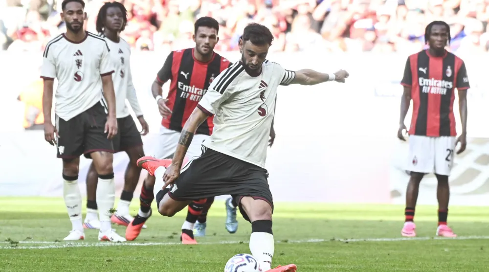 برونو فرنانديز قائد مانشستر يونايتد يهدر ركلة جزاء خلال المباراة الودية أمام ميلان (د.ب.أ)