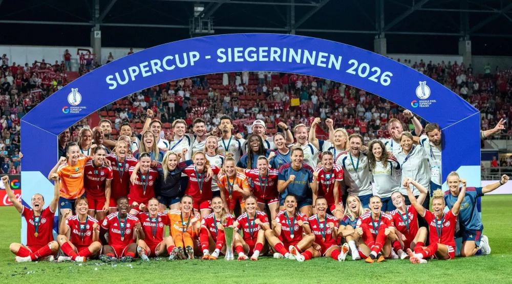 لاعبات بايرن ميونيخ يحتفلن بالفوز على فولفسبورغ والتتويج بلقب كأس السوبر الألماني للسيدات (د.ب.أ)