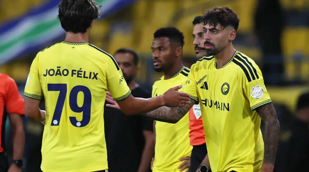 سامو كوستا، لاعب النصر، يدخل بديلاً لجواو فيليكس خلال مواجهة الفتح (رويترز)