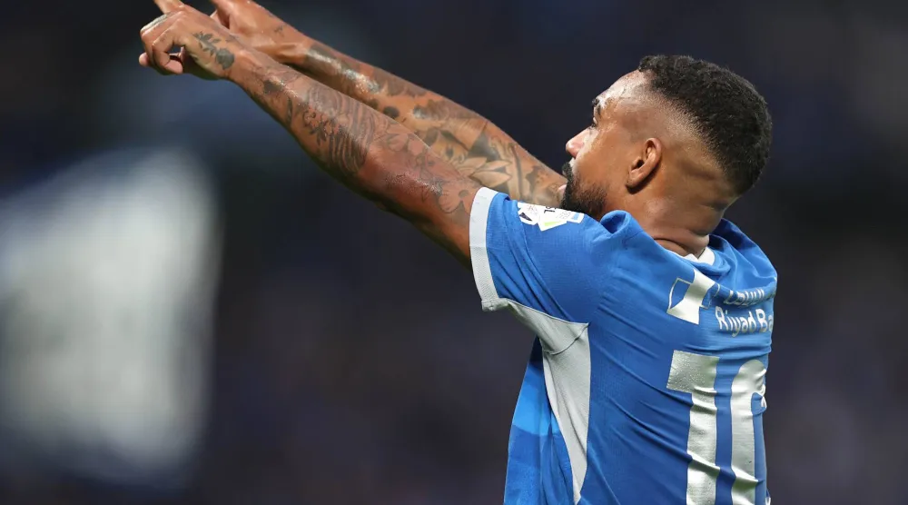 مالكوم يلوح بيديه محتفلاً بهدفه في شباك الفيصلي في أول مباراة للهلال بالدوري السعودي (سعد العنزي)