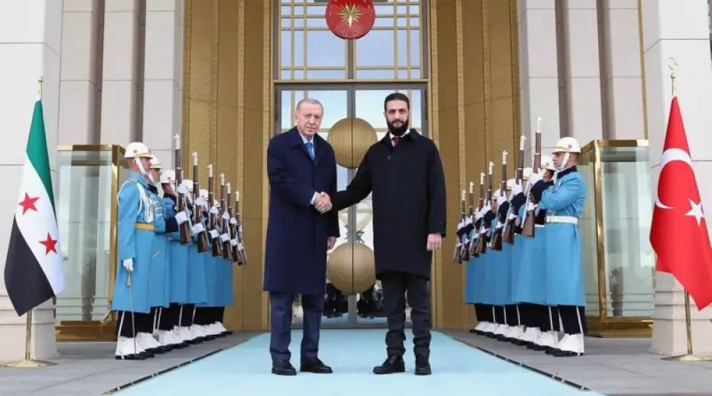 الرئيس التركي مستقبلاً الرئيس السوري أحمد الشرع في أول زيارة له إلى تركيا فبراير 2025 (الرئاسة التركية)