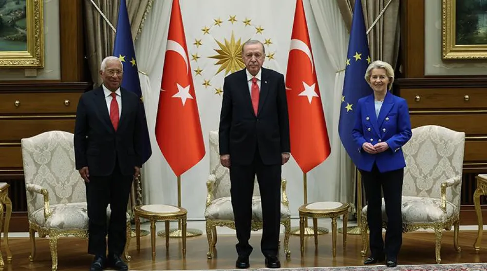 إردوغان خلال استقباله رئيس «مجلس أوروبا» أنطونيو كوستا ورئيسة «المفوضية الأوروبية» فون دير لاين بالقصر الرئاسي في أنقرة 8 يوليو الماضي (الرئاسة التركية)