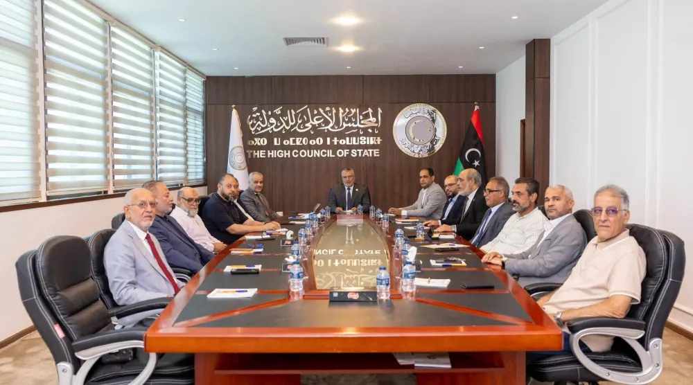 رئيس المجلس الأعلى للدولة في ليبيا محمد تكالة مستقبلاً محافظ «المركزي» ناجي عيسى الأربعاء الماضي (الأعلى للدولة)
