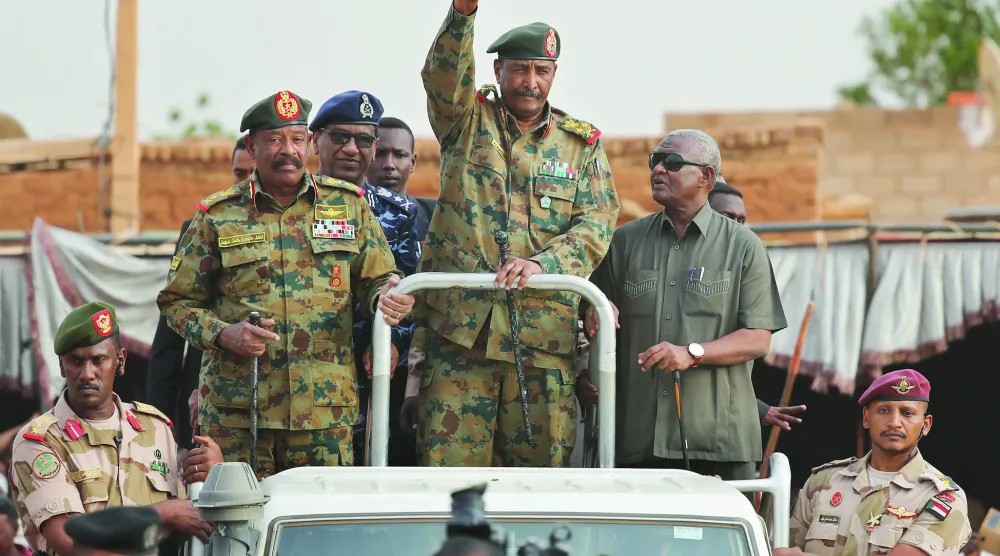 أرشيفية لقائد الجيش السوداني عبد الفتاح البرهان يُحيّي مؤيديه في أم درمان غرب الخرطوم 29 يونيو 2019 (أ.ب)