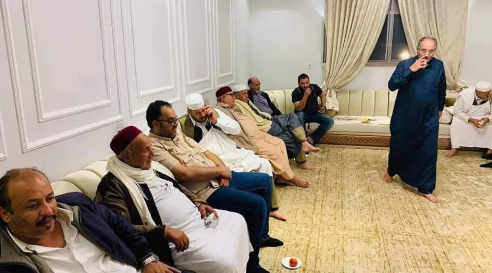 جانب من جلسة في «مربوعة» أحد أعيان مدينة سلوق بشرق ليبيا (الشرق الأوسط)