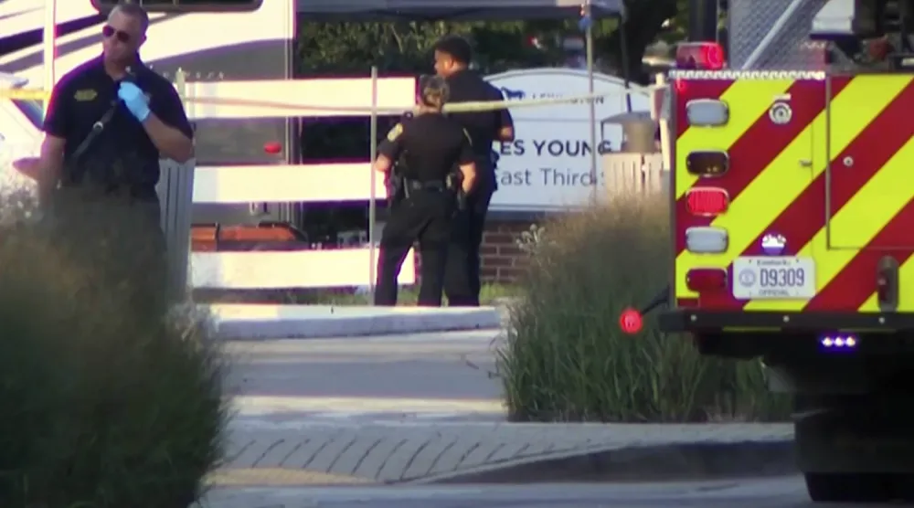 ABD’nin Kentucky eyaletindeki Lexington şehrinde, Charles Young Parkı’nda meydana gelen silahlı çatışmanın olduğu yerde bulunan polis memurları (AP)