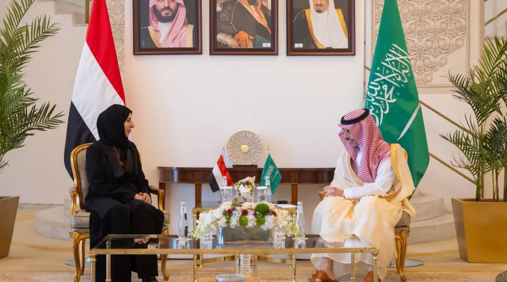 الأمير فيصل بن فرحان وزير الخارجية السعودي خلال استقباله نظيرته اليمنية الدكتورة أفراح الزوبة في الرياض (واس)