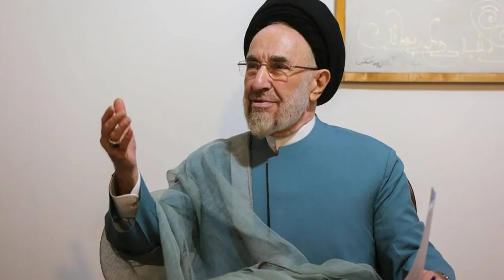 الرئيس الإيراني الأسبق محمد خاتمي يتحدث إلى مجموعة من الإعلاميين في طهران (جماران)