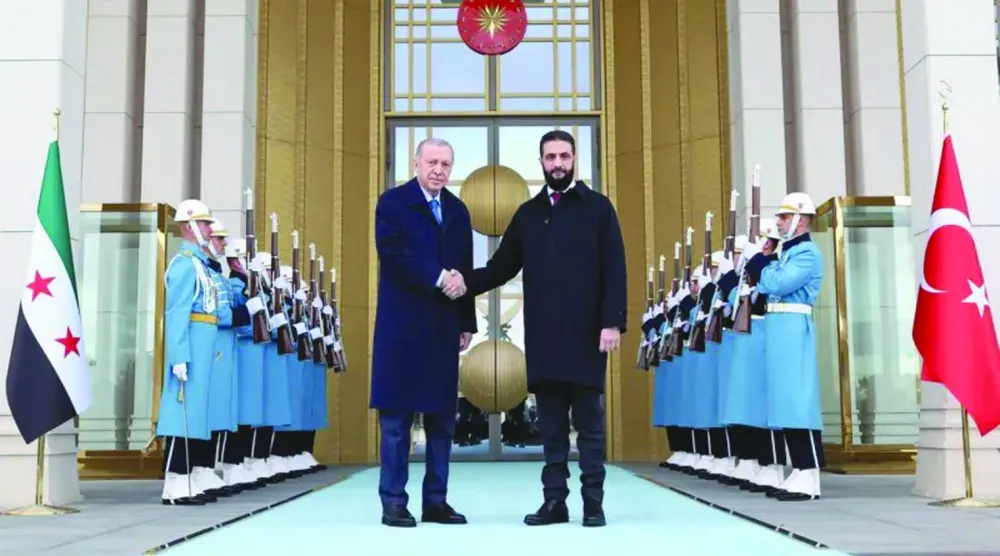 
الرئيس التركي مستقبلاً الرئيس السوري أحمد الشرع في أول زيارة له إلى تركيا فبراير 2025 (الرئاسة التركية)