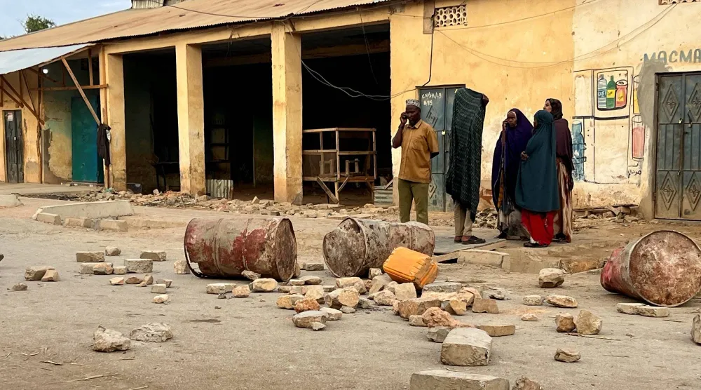 مدنيون يتجمعون بأحد شوارع مدينة بيدوة الصومالية عقب اشتباكات بين القوات الفيدرالية الصومالية وجماعات المعارضة المسلحة (رويترز)