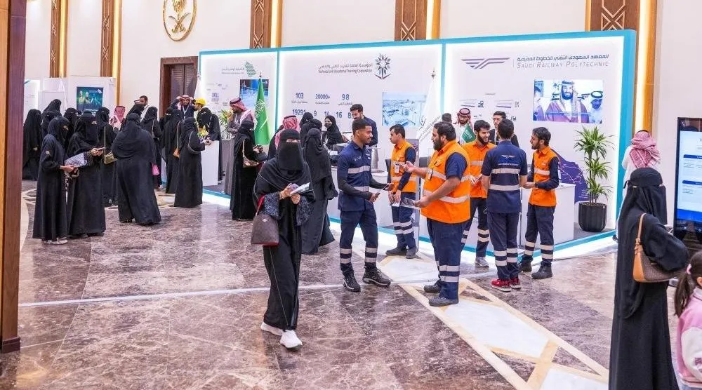 مجموعة من الباحثين عن العمل في ملتقى متخصص للتوظيف بمنطقة القصيم وسط السعودية (واس)