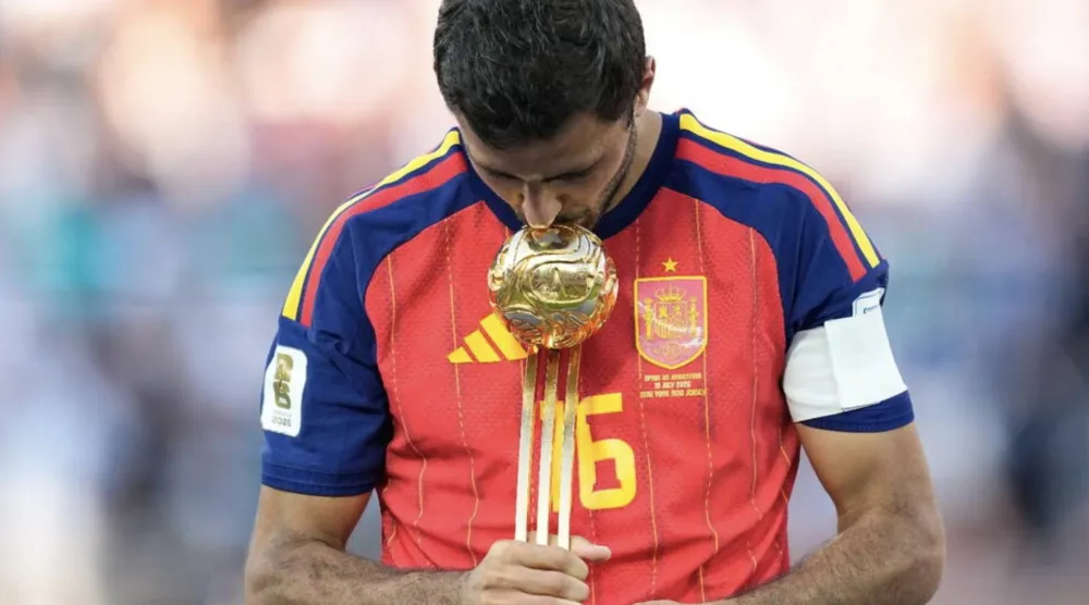 اللاعب الذي انتظر ريال مدريد لسنوات هو نفسه الذي اضطر إلى إبلاغ النادي بأنه اختار منافسه المباشر (أ.ب)