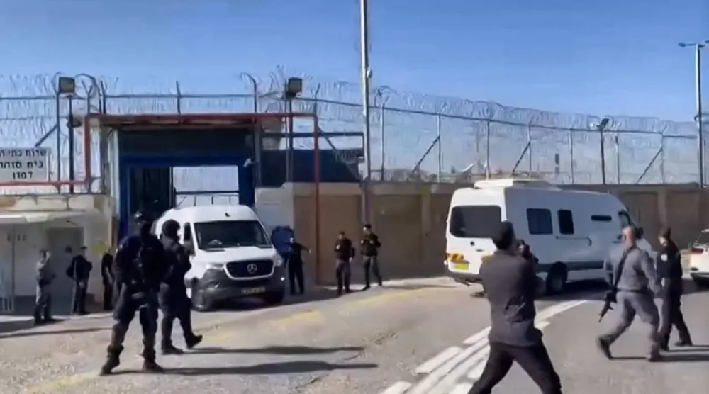 نقل القوات الإسرائيلية لسجناء فلسطينيين من سجن الدامون في دالية الكرمل إلى سجن عوفر بالضفة الغربية قبل إطلاق سراحهم المخطط له مقابل تحرير بعض الرهائن الإسرائيليين الذين تحتجزهم «حماس» في غزة 24 نوفمبر 2023 (أ.ف.ب)